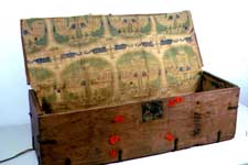 geöffneter Schrein, mit Stoff byzantinischer (?) Herkunft ausgeschlagen