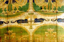 geöffneter Schrein, mit Stoff byzantinischer (?) Herkunft ausgeschlagen